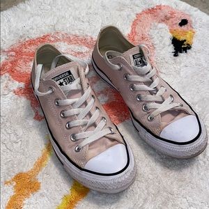Super light pink low top converse all star shoes